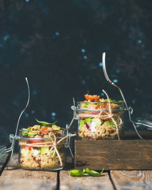 Sağlıklı ev yapımı quinoa salata domates, avokado, fesleğen kavanoz ile