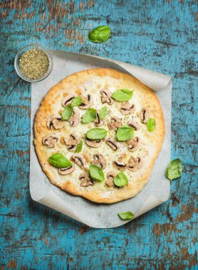 Ev yapımı mantar pizza ile fesleğen yaprakları