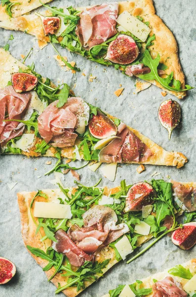 Feigen, Schinken, Rucola und Salbei-Fladenbrot-Pizza — Stockfoto