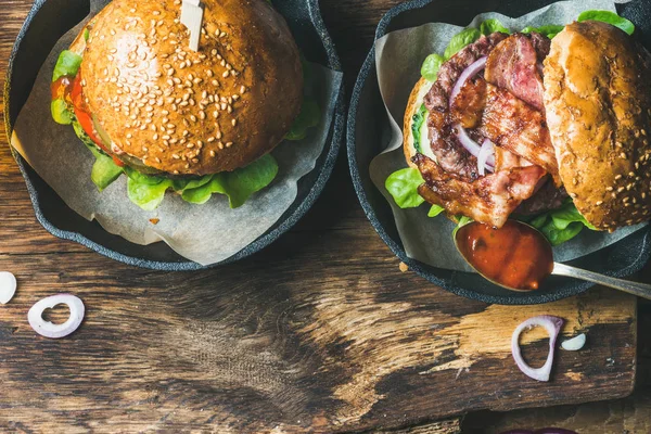 Gevrek domuz pastırması ile ev yapımı sığır eti hamburger — Stok fotoğraf