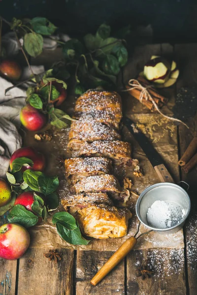 Apple strudel cake with cinnamon — Stock Photo, Image