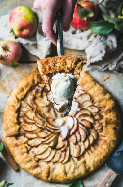 Mano dell'uomo che tiene pezzo di torta di crostata di mele fatta in casa — Foto Stock