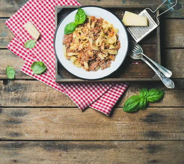 Tagliatelle Bolognese Parmesan ve fesleğen ile — Stok fotoğraf