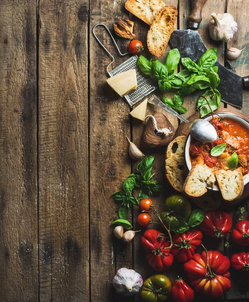 Sopa de tomate e alho torrada italiana — Fotografia de Stock