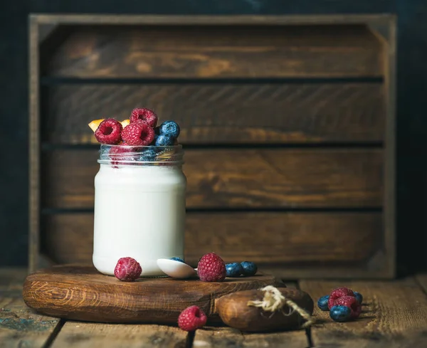 Fehér joghurt friss bogyós gyümölcsök, őszibarack és menta levelek — Stock Fotó