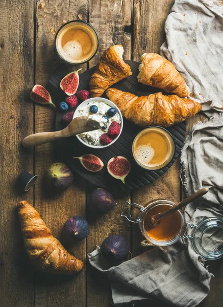 Desayuno con cruasanes, ricotta, higos, bayas frescas, miel y espresso — Foto de Stock