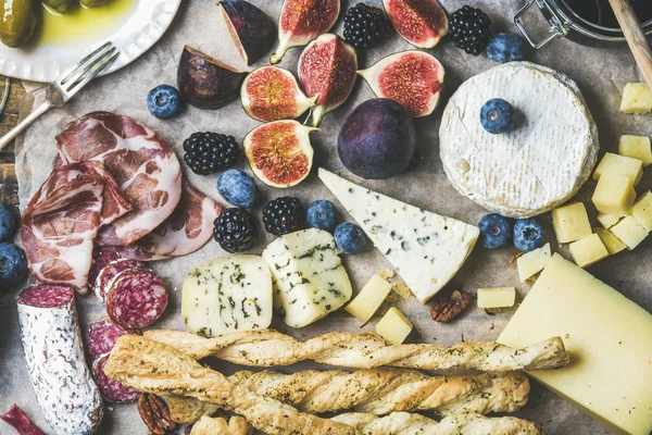 Wijn en snack set met wijnen, vlees, brood, olijven, vruchten — Stockfoto