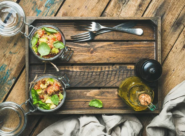 Quinoa-Salat mit sonnengetrockneten Tomaten, Kirschtomaten, Avocado, Basilikum im Karton — Stockfoto
