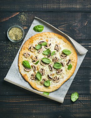 Ev yapımı mantar pizza ile fesleğen yaprakları