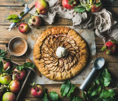 Tarçın ve taze Bahçe elma ile elma crostata