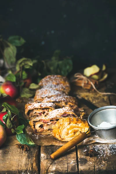 Apple strudel cake with cinnamon — Stock Photo, Image