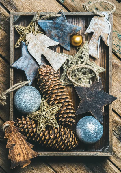Χριστουγεννιάτικο δέντρο παιχνίδι αστέρια, μπάλες και γιρλάντα σε ξύλινο κουτί — Φωτογραφία Αρχείου