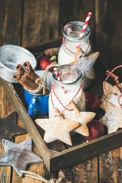 Butelki z mlekiem dla Santa i Boże Narodzenie w domu pierniki ciastka — Zdjęcie stockowe