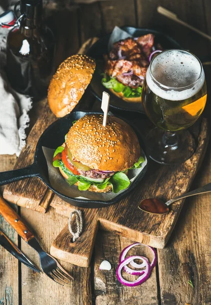 Hambúrgueres de carne caseira com bacon crocante — Fotografia de Stock