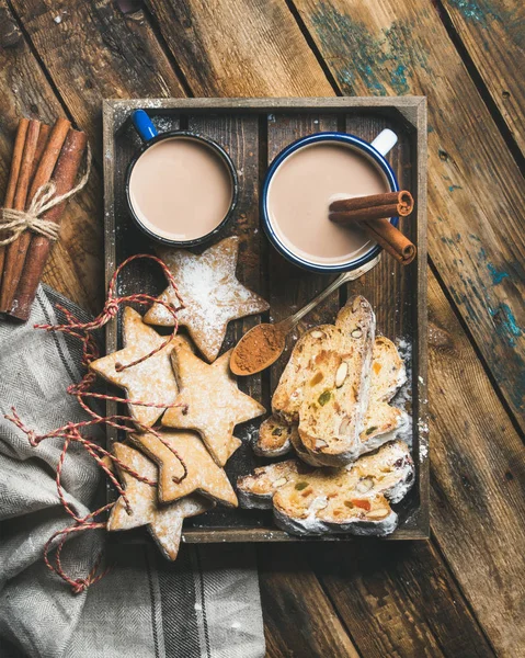Kakao in Tassen mit Weihnachtsgebäck, Stollenstückchen — Stockfoto