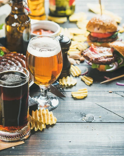 Разнообразие пива и закусок — стоковое фото