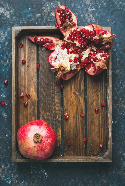 Verse rijpe granaatappels — Stockfoto