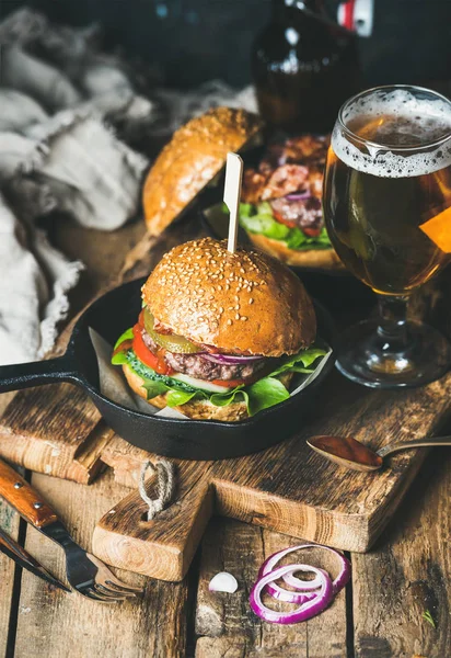 Hamburgare på nötkött och glas öl — Stockfoto