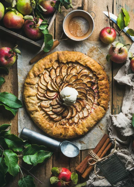 Zelfgemaakte crostata met kaneel — Stockfoto