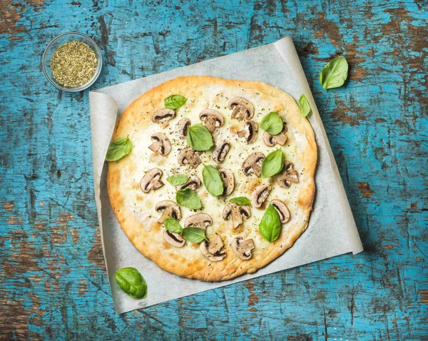 Домашняя пицца с базиликом — стоковое фото