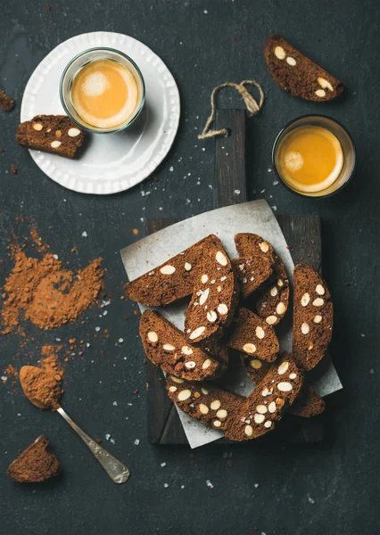 Темный шоколад Biscotti штук — стоковое фото