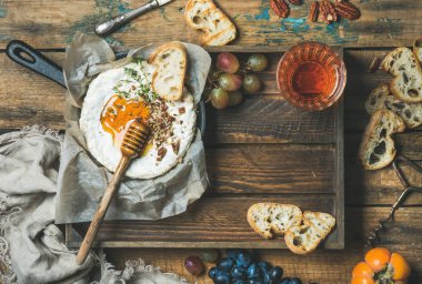 Bal ile ev yapımı camembert peyniri