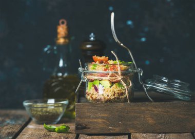 Ev yapımı quinoa salata