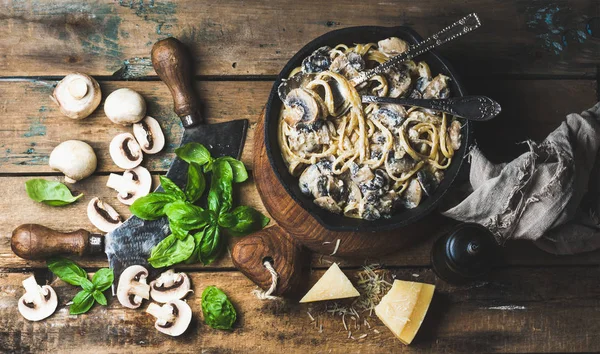 Mushrooms pasta in pan — Stock Photo, Image