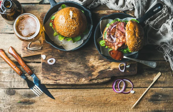 Hambúrgueres de carne e um copo de cerveja — Fotografia de Stock