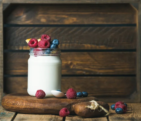 Yogurt dengan buah berry segar — Stok Foto