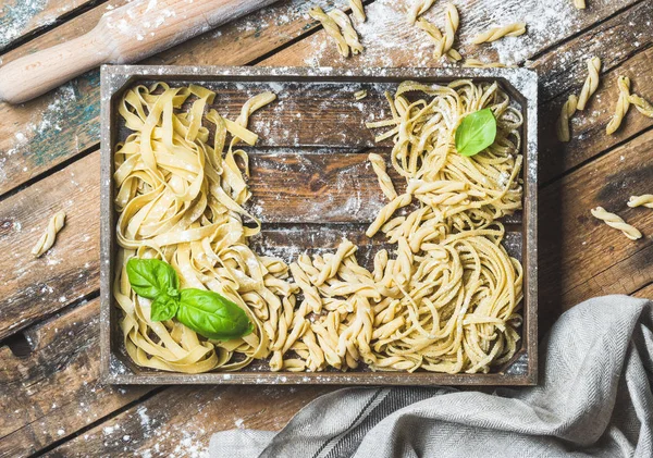 Домашні італійські сирі макарони — стокове фото