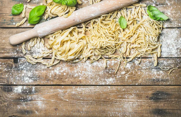 Pasta italiana casera sin cocer —  Fotos de Stock