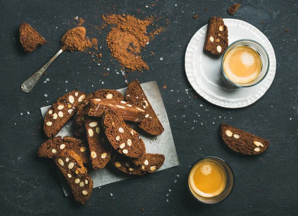 Темный шоколад Biscotti штук — стоковое фото