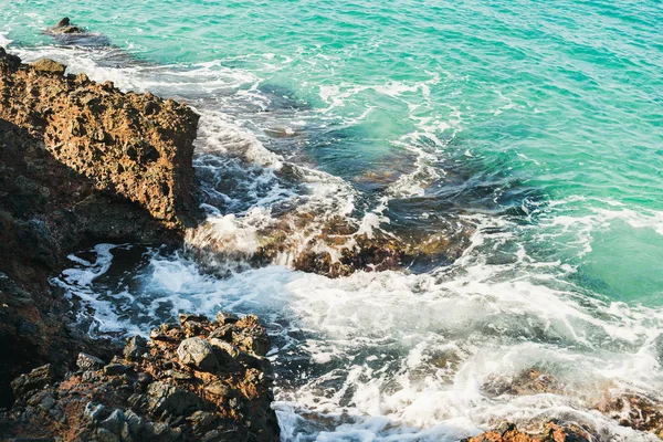 Rocce e acqua limpida — Foto Stock