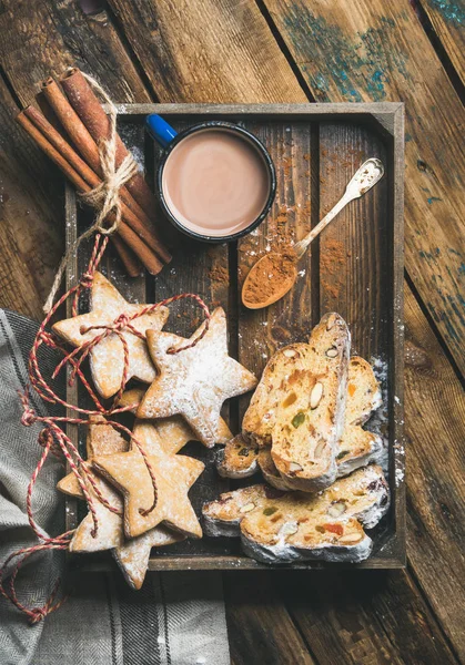 Cocoa in mug with gingerbread cookies — Stock Photo, Image