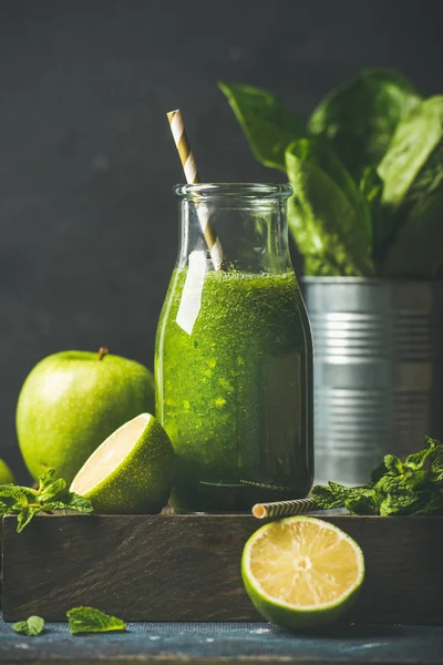 Batido verde en botella — Foto de Stock