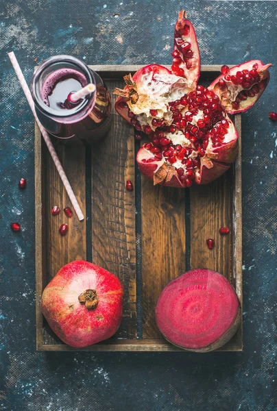 Reife Granatäpfel und Rote Bete — Stockfoto