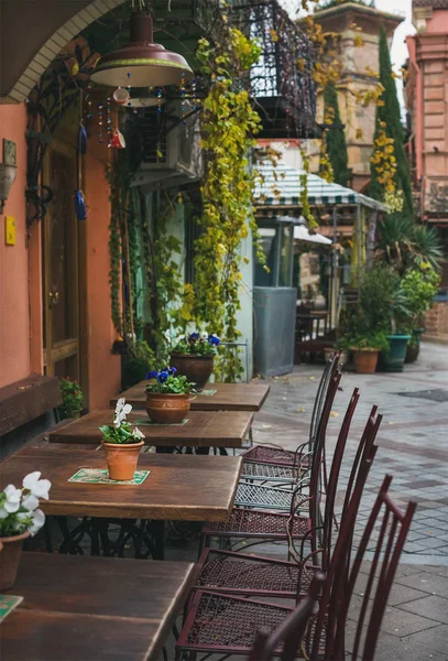 Tische im Straßencafé — Stockfoto