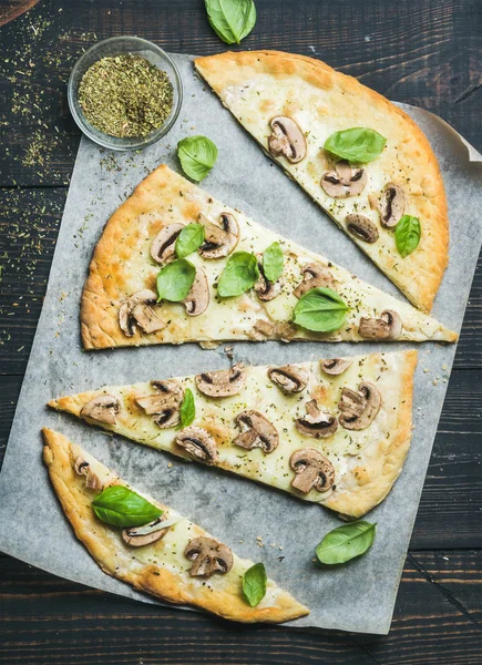 Hemmagjord svamp pizza — Stockfoto