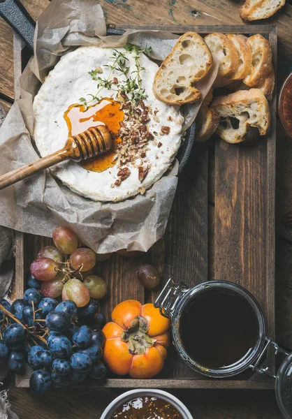 Queso camembert casero con miel — Foto de Stock