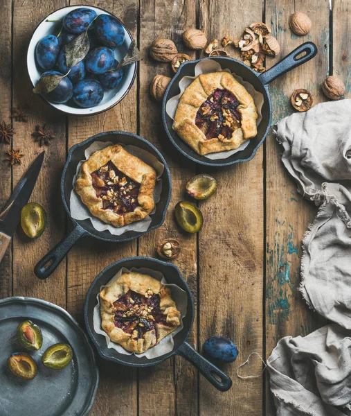 Plommon och valnötter crostata pajer — Stockfoto