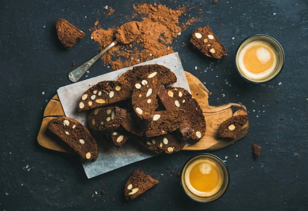 Темный шоколад Biscotti штук — стоковое фото
