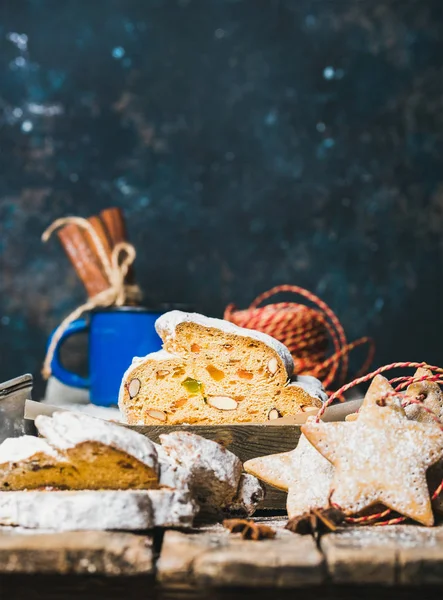 ジンジャーブレッドのクッキーとクリスマス ケーキ — ストック写真
