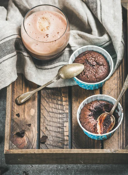 Su bardağı pişirme içinde çikolatalı sufle — Stok fotoğraf