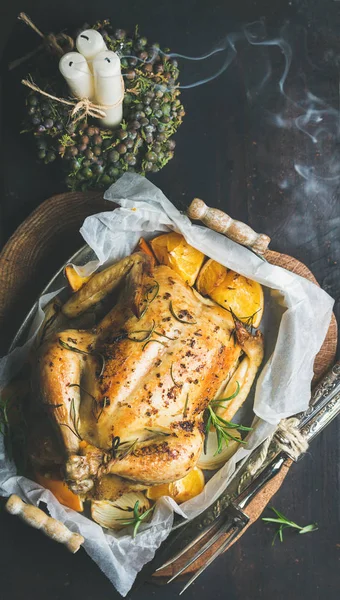 Жареная курица в духовке — стоковое фото