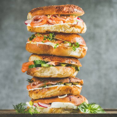 Simit yığın somon ile