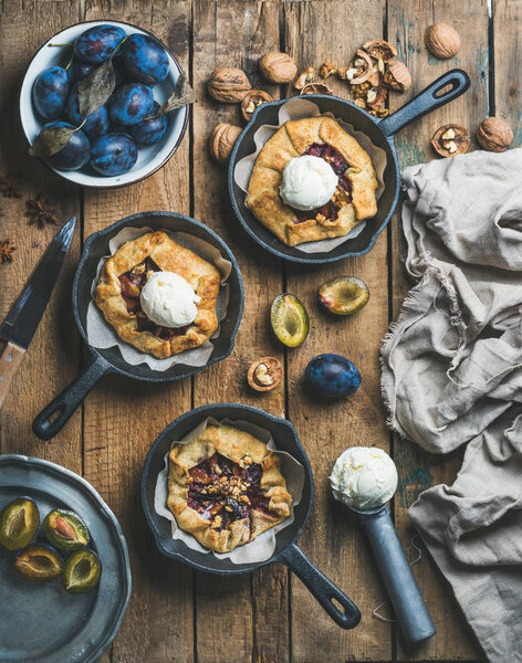 plums and walnuts crostata pies