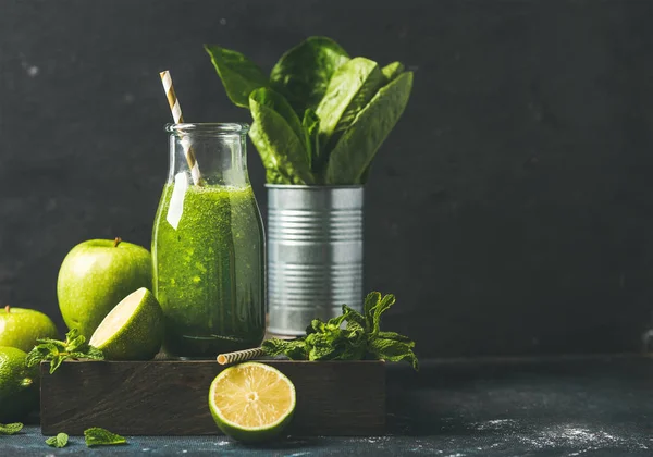 Smoothie verde em garrafa — Fotografia de Stock