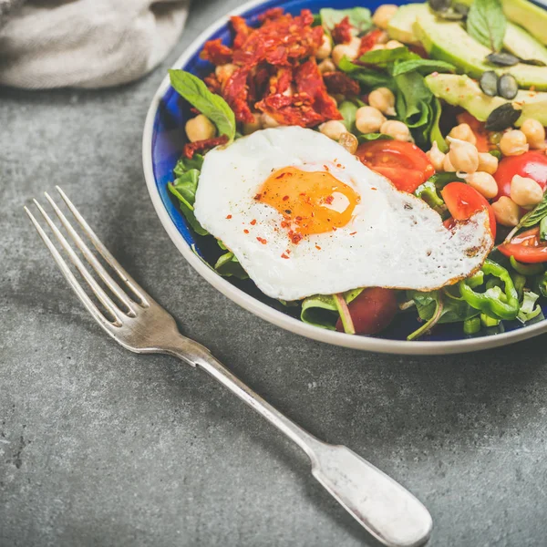 Desayuno saludable con huevo frito —  Fotos de Stock