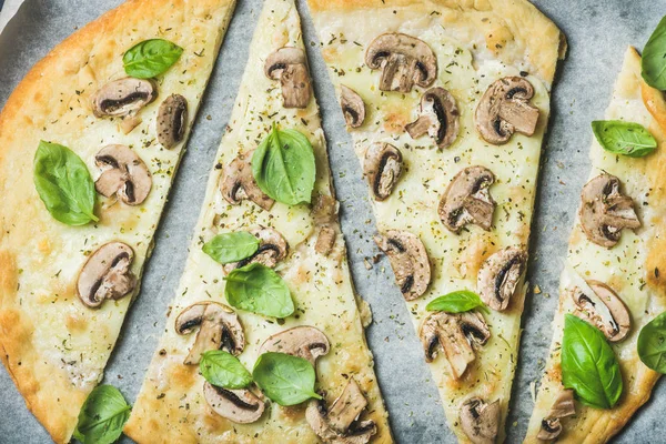 Cogumelos caseiros pizza — Fotografia de Stock